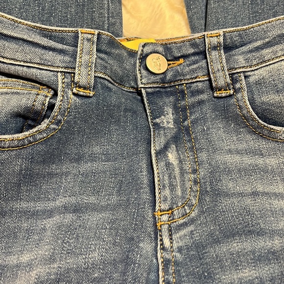 Off-White Apparel - Picture 9 of 9